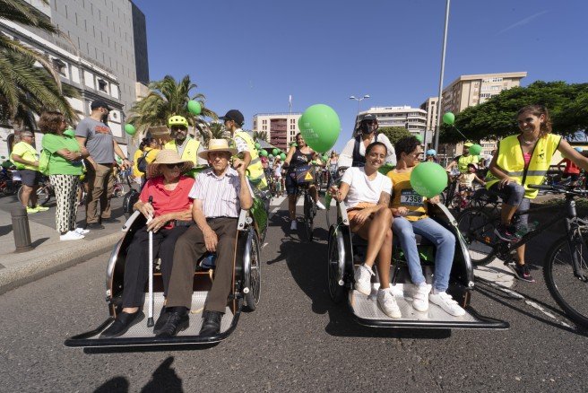Miles de personas celebran la Fiesta de la Bici en su retorno a las calles de la capital